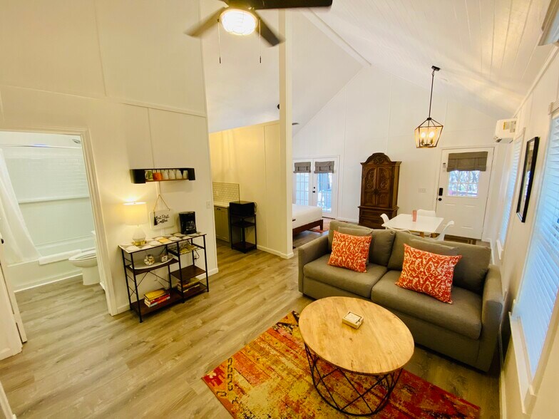 More Photos Of 104 Scudder Ln, Wimberley Hotel For Sale