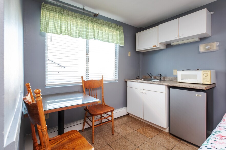 More Photos Of 198 Ashworth Ave, Hampton Hotel For Sale