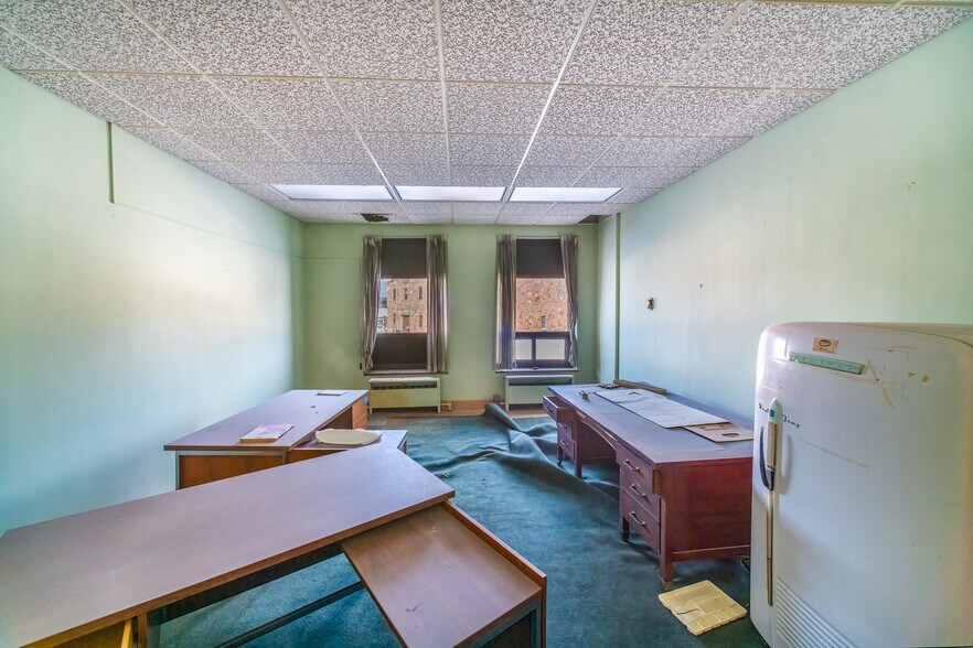 More Photos Of 100-106 S Main st, Ishpeming Bank For Sale