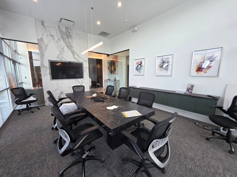 More Photos Of 1010 Crews Commerce Dr, Orlando Distribution For Lease