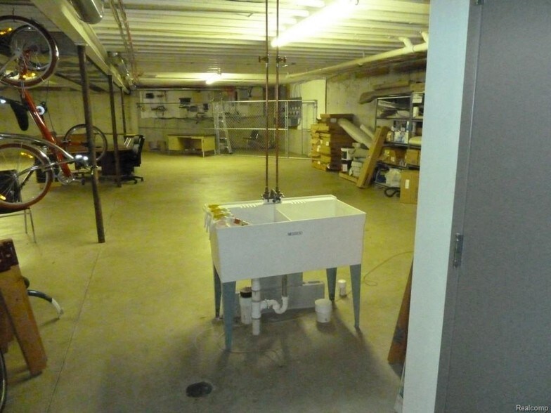 More Photos Of 14950 E Jefferson Ave, Grosse Pointe Park Office For Lease