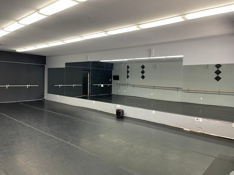 More Photos Of 1735 Garnet Ave, San Diego Storefront For Lease