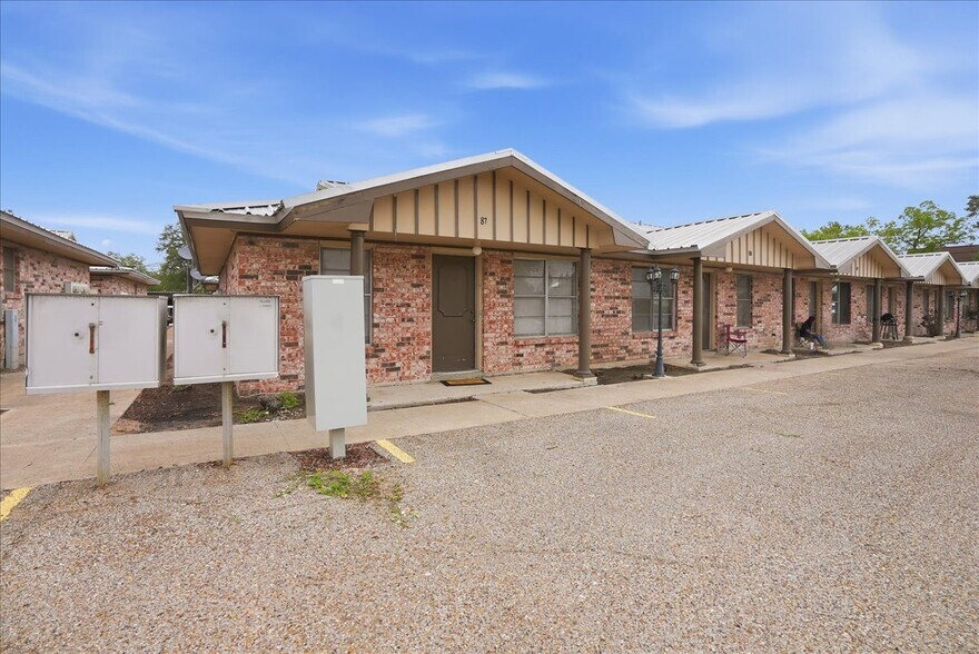 More Photos Of 1400 N Saint Marys St, Beeville Apartments For Sale