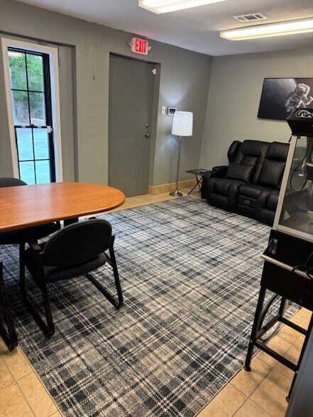 More Photos Of 18723 Mirror Lake Dr, Spring Coworking Space