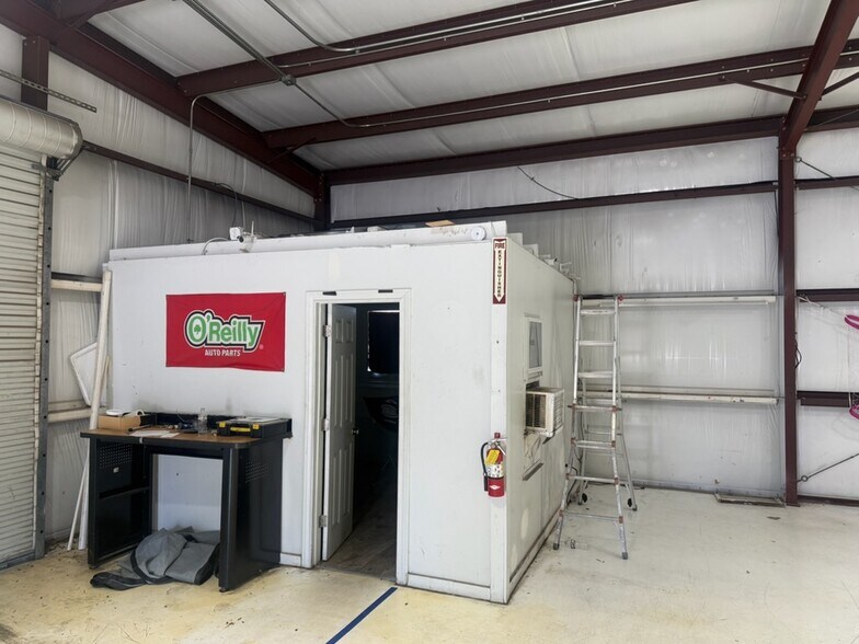 More Photos Of 701 Eagle Creek Dr, Floresville Specialty For Lease