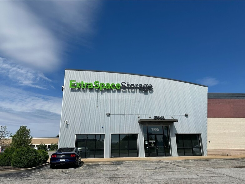 More Photos Of 7220 N Lindbergh Blvd, Hazelwood Self Storage For Lease
