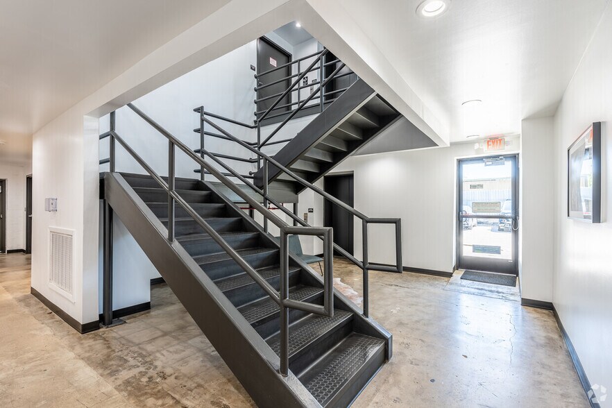 More Photos Of 2910 S Beckley Ave, Dallas Storefront Retail Office For Lease