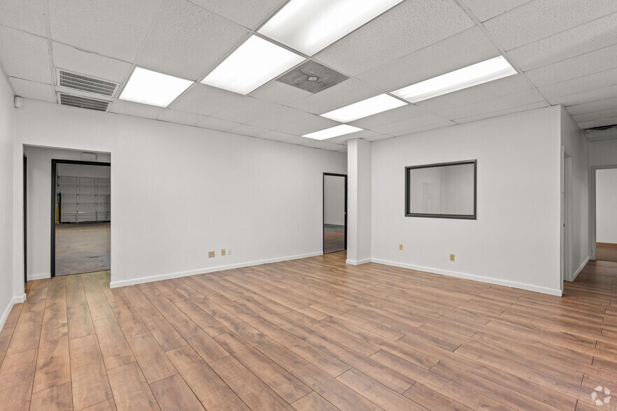 More Photos Of 1213 W Carrier Pky, Grand Prairie Unknown For Lease