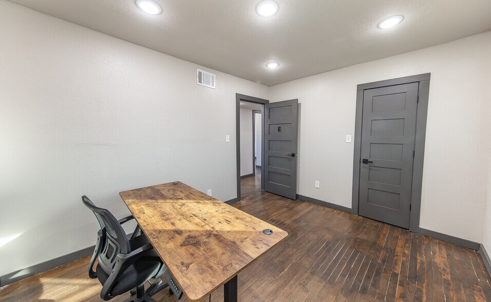 More Photos Of 2617-2619 34th St, Lubbock Loft Creative Space For Sale