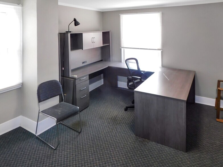 More Photos Of 122 E Main St, Rockton Office For Lease