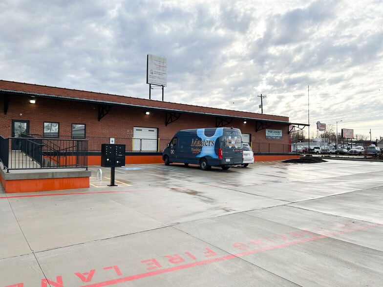 More Photos Of 224 N Stewart Ave, Springfield Warehouse For Lease