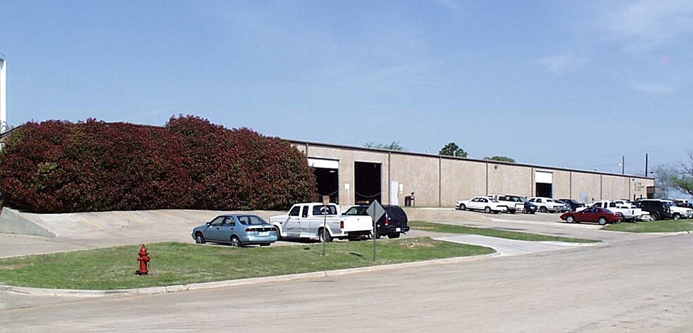 More Photos Of 695 Tower Dr, Kennedale Distribution For Lease