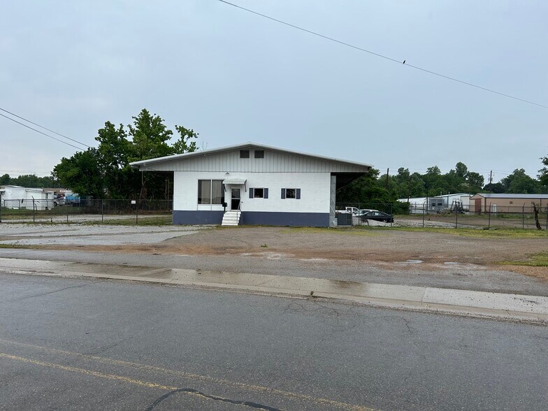 More Photos Of 209 E Wade Ave, Mountain Home Distribution For Sale