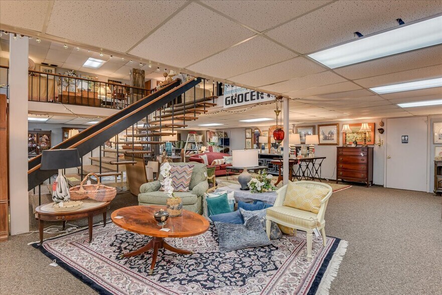 More Photos Of 114 W 6th St, Waynesboro Showroom For Sale