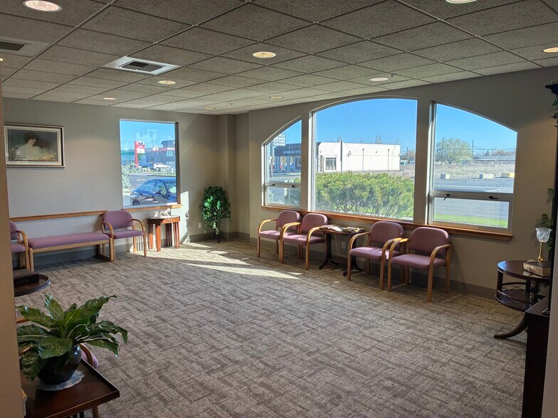 More Photos Of 1240 Pioneer Way S, Moses Lake Office For Sale
