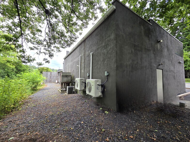 More Photos Of 140 Gravel Pike, Green Lane Industrial For Lease