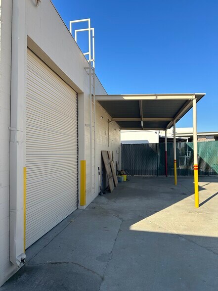 More Photos Of 19779 Bahama St, Northridge Warehouse For Lease