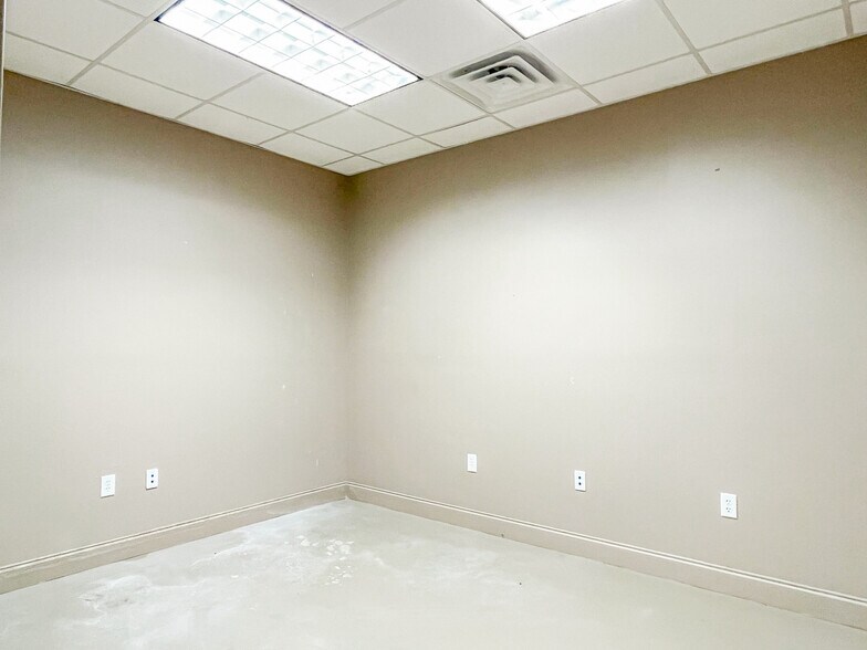 More Photos Of 108 Business Park Dr, Denham Springs Medical For Lease