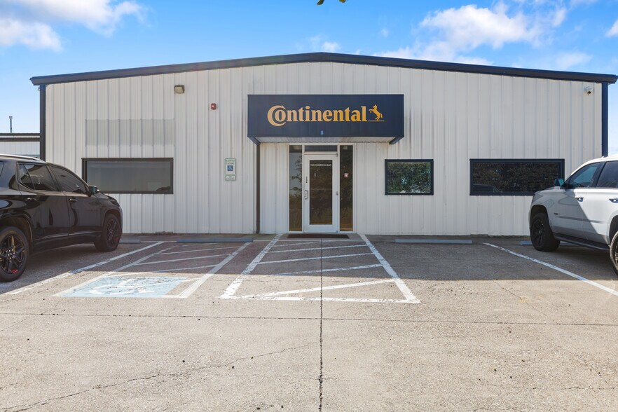 More Photos Of 1120 Commercial Blvd N, Arlington Warehouse For Lease