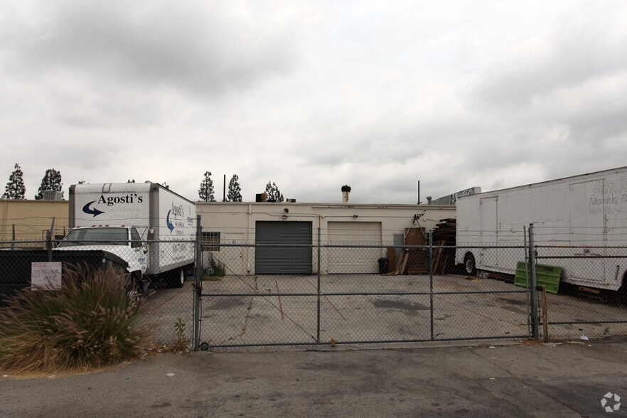 More Photos Of 19338 Londelius St, Northridge Warehouse For Lease