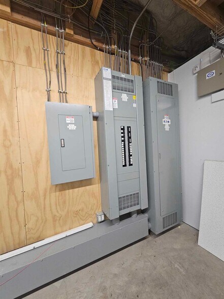 More Photos Of 170 W Circle Dr, Saint Charles Manufacturing For Lease