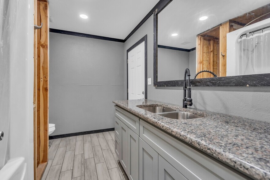 More Photos Of 603 Lake Murray Dr E, Ardmore Flex For Sale