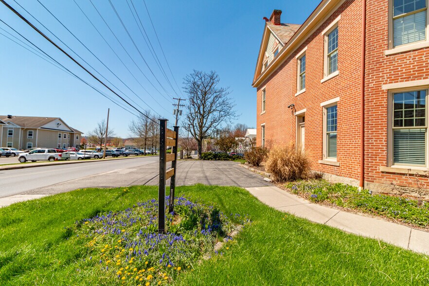 More Photos Of 323 S Main St, Zelienople Office Residential For Lease