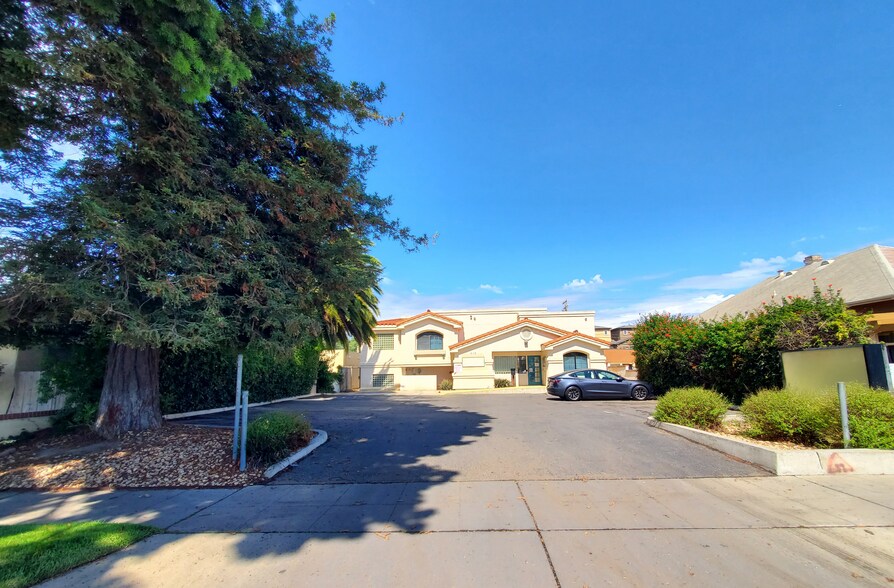 Primary Photo Of 415 E Chapel St, Santa Maria Medical For Sale