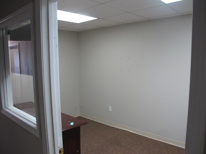 More Photos Of 209 N Main Ave, Republic Office For Sale