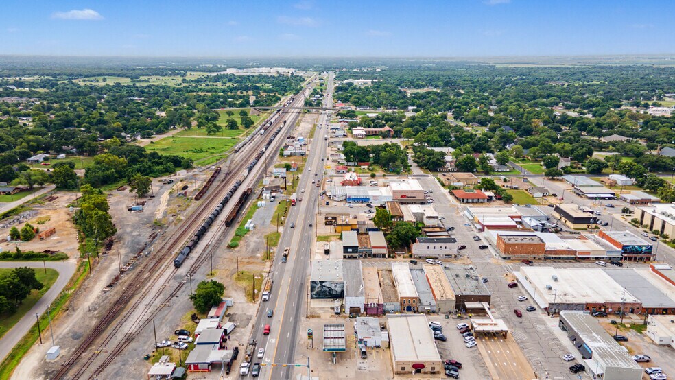 More Photos Of 102 W 4th St, Hearne Storefront For Sale