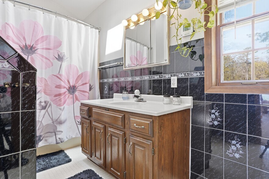 More Photos Of 120 Milford Hill Ln, Milford Flex For Sale
