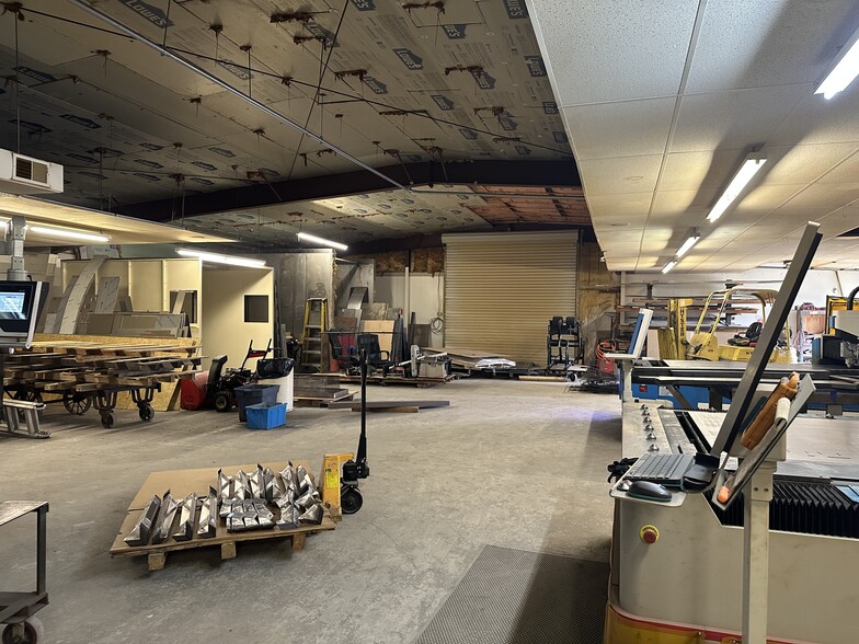 More Photos Of 1035-1037 Montgomery St S, Syracuse Light Manufacturing For Sale