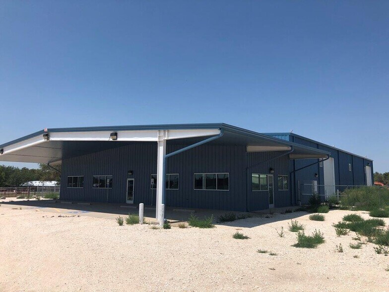 More Photos Of 1010 Mobeetie St, Canadian Light Distribution For Lease