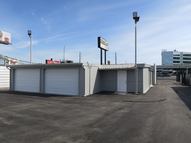 More Photos Of 5818 Southwest Fwy, Houston Showroom For Lease