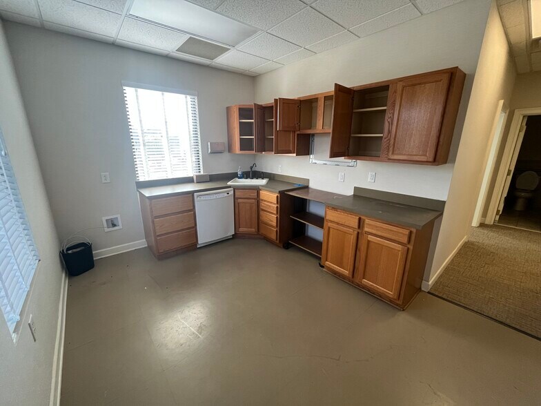 More Photos Of 12 Sammy McGhee Blvd, Jasper Medical For Sale