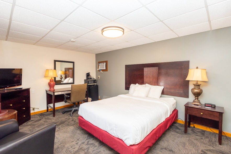 More Photos Of 2603 US Highway 41 W, Marquette Hotel For Sale