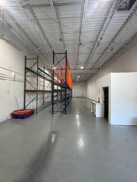 More Photos Of 6420 Benjamin Rd, Tampa Warehouse For Lease