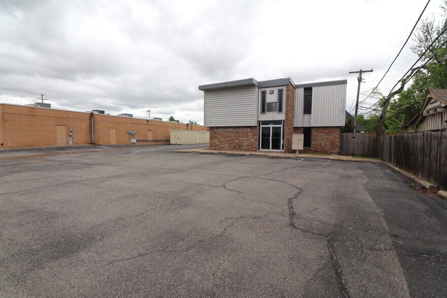 More Photos Of 2912 Lakeside Dr, Oklahoma City Office For Sale