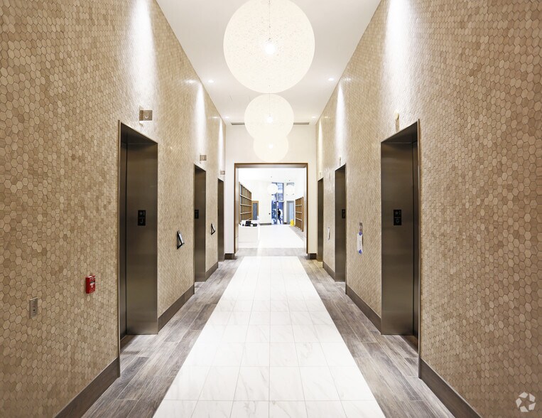 More Photos Of 128 S Tryon St, Charlotte Office For Lease
