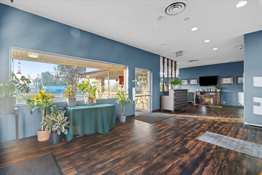 More Photos Of 535 S Columbia River Hwy, Saint Helens General Retail For Lease