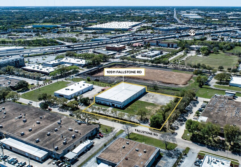 More Photos Of 10511 Fallstone Rd, Houston Warehouse For Lease