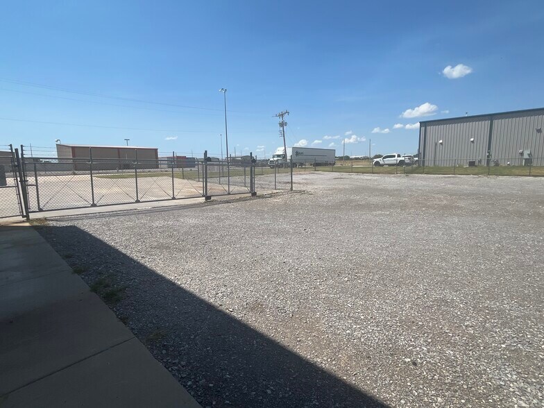 More Photos Of 911 SE 35th St, El Reno Warehouse For Sale