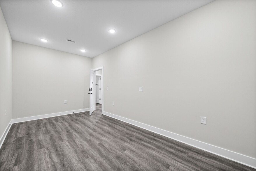More Photos Of 1404 Dover Rd, Clarksville Office For Lease