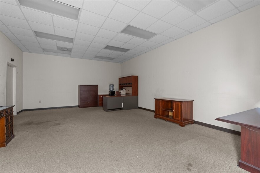 More Photos Of 907-909 S Park St, Carrollton Unknown For Lease