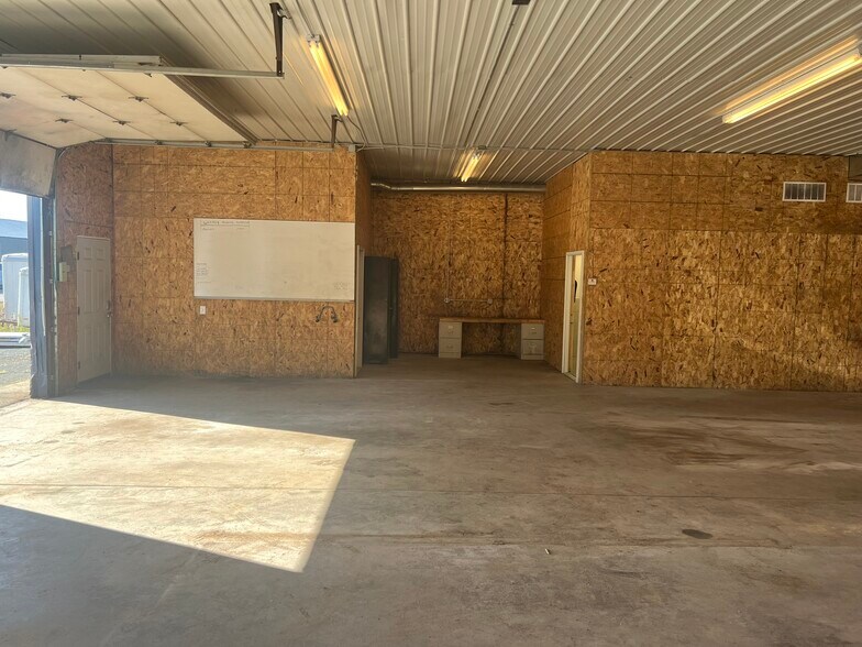 More Photos Of 3095 NW 162nd Ln, Andover Warehouse For Sale