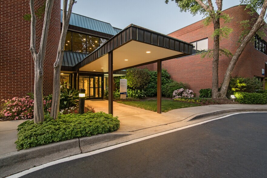 More Photos Of 10 Enterprise Blvd, Greenville Medical For Lease