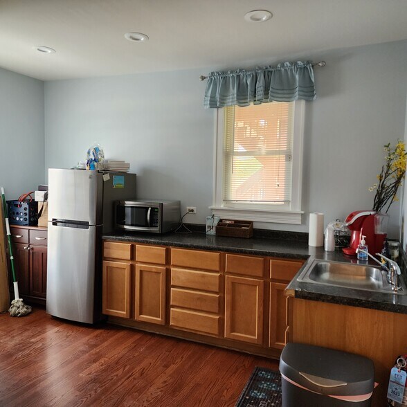 More Photos Of 321 Jefferson St, Algonquin Office Residential For Lease