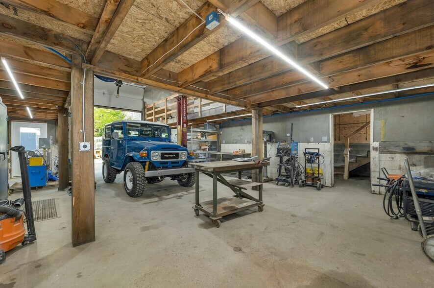 More Photos Of 12 Land Cruiser Dr, Sullivan Distribution For Sale