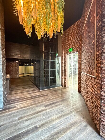 More Photos Of 800 W 6th St, Los Angeles Office For Lease