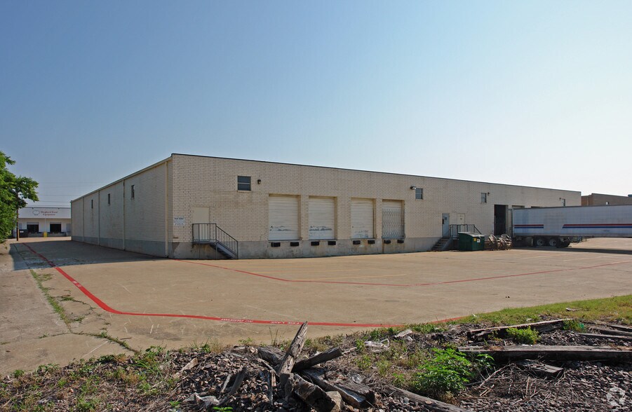More Photos Of 8404-8434 Endicott Ln, Dallas Warehouse For Lease